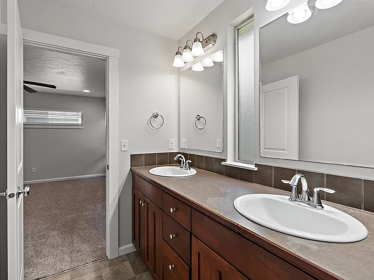 409 W Peck St — Photo 15