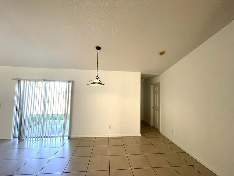 1061 SW Coleman Ave — Photo 5