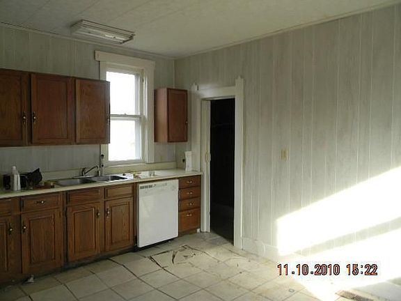 4th image of 452 S Washington St