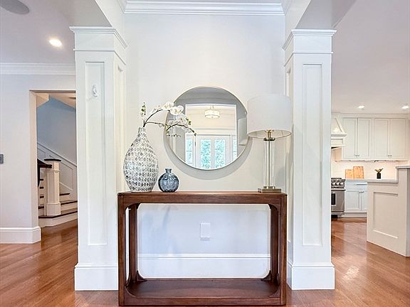 4th image of 35 Willard St
