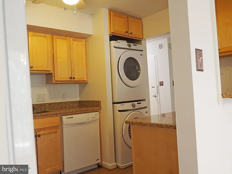 10 Monroe St #302 — Photo 9