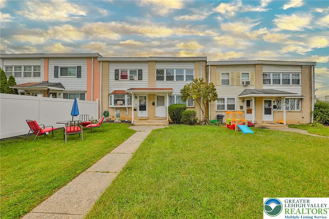 3 bed, 1.5 bath, 1402 sqft, $2,100 — Photo 2