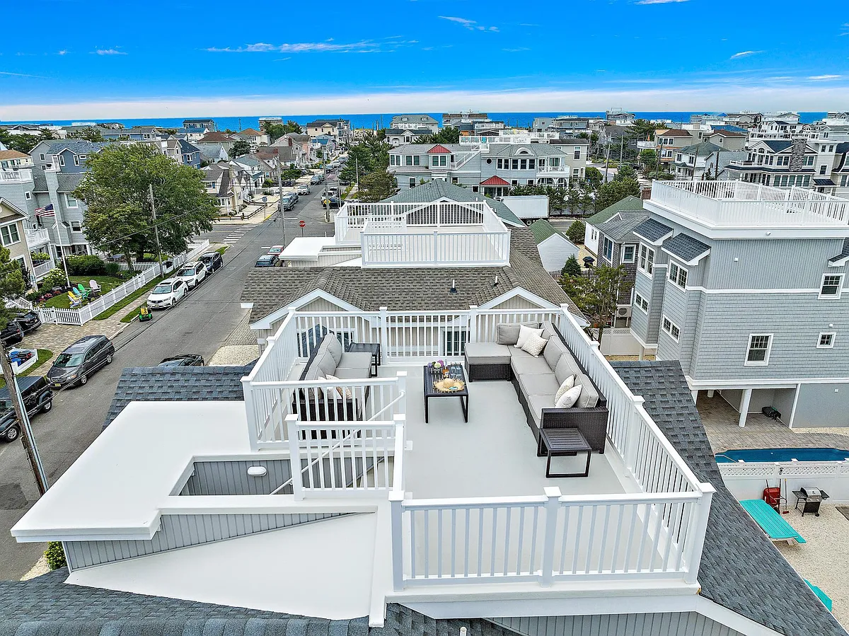 Photo 1 of 34 - 10 E Delaware Ave - Beach Haven, NJ Primary Photo - 10 E Delaware Ave