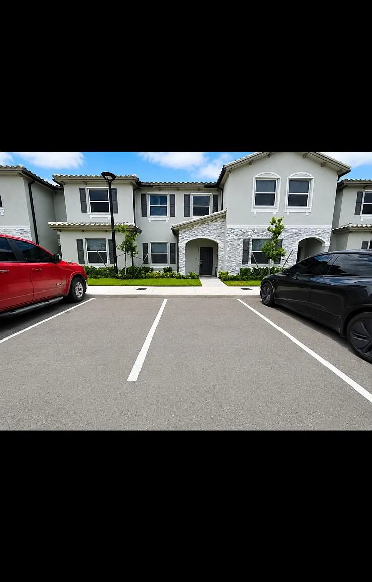 3 bed, 2.5 bath, 1330 sqft, $2,300 — Photo 1