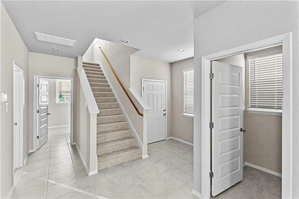 4 bed, 2.5 bath, 2025 sqft, $1,965 — Photo 4