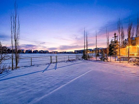 2nd image of 14 W Springborough Cres SW