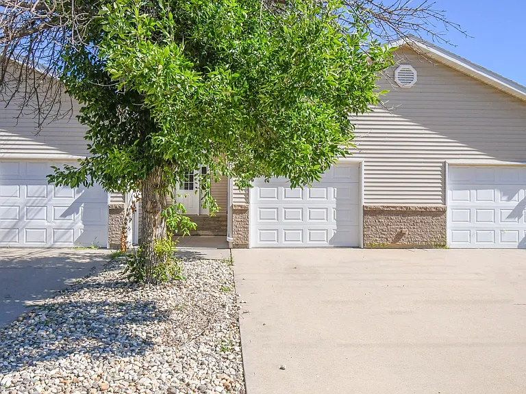 1422 E Redwood Blvd — Photo 2