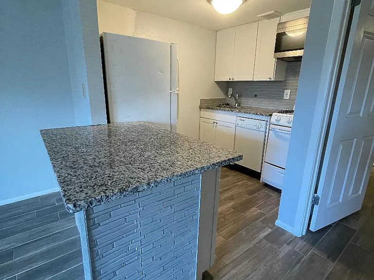 145 Oyster Bay Cir #150 — Photo 4