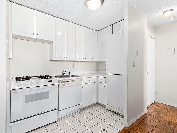 2nd image of 353 E 72nd St APT 15D