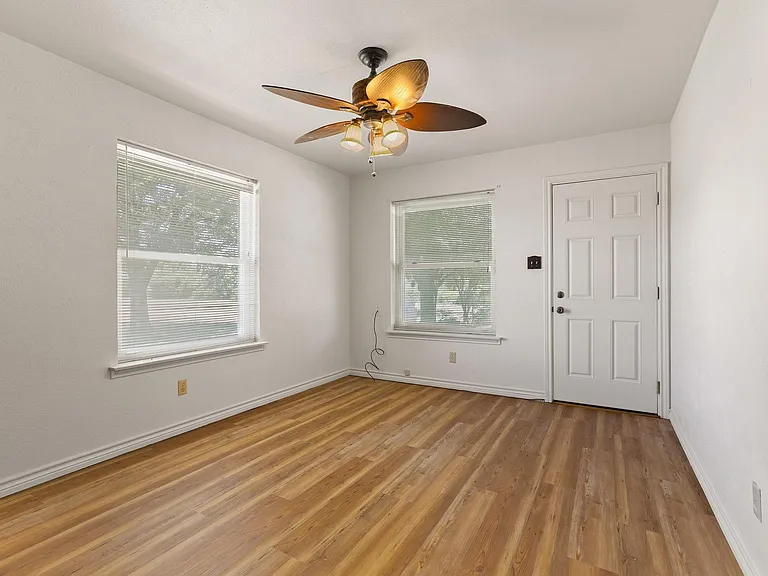 12869 FM 1385 — Photo 28