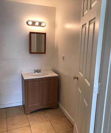 2nd image of 927 Division Ave