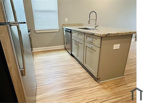 2nd image of 2630 Myrtle St #2630