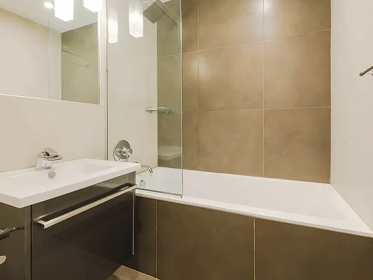 431 W 37th St #5E — Photo 12