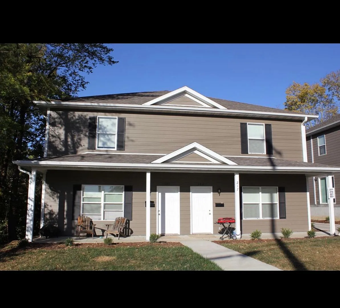 Like new 4 bedroom 4-1/2 bath downtown. near Campass. — Photo 1