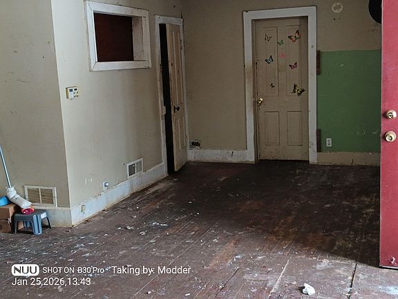 4th image of 502 S Riverside Dr