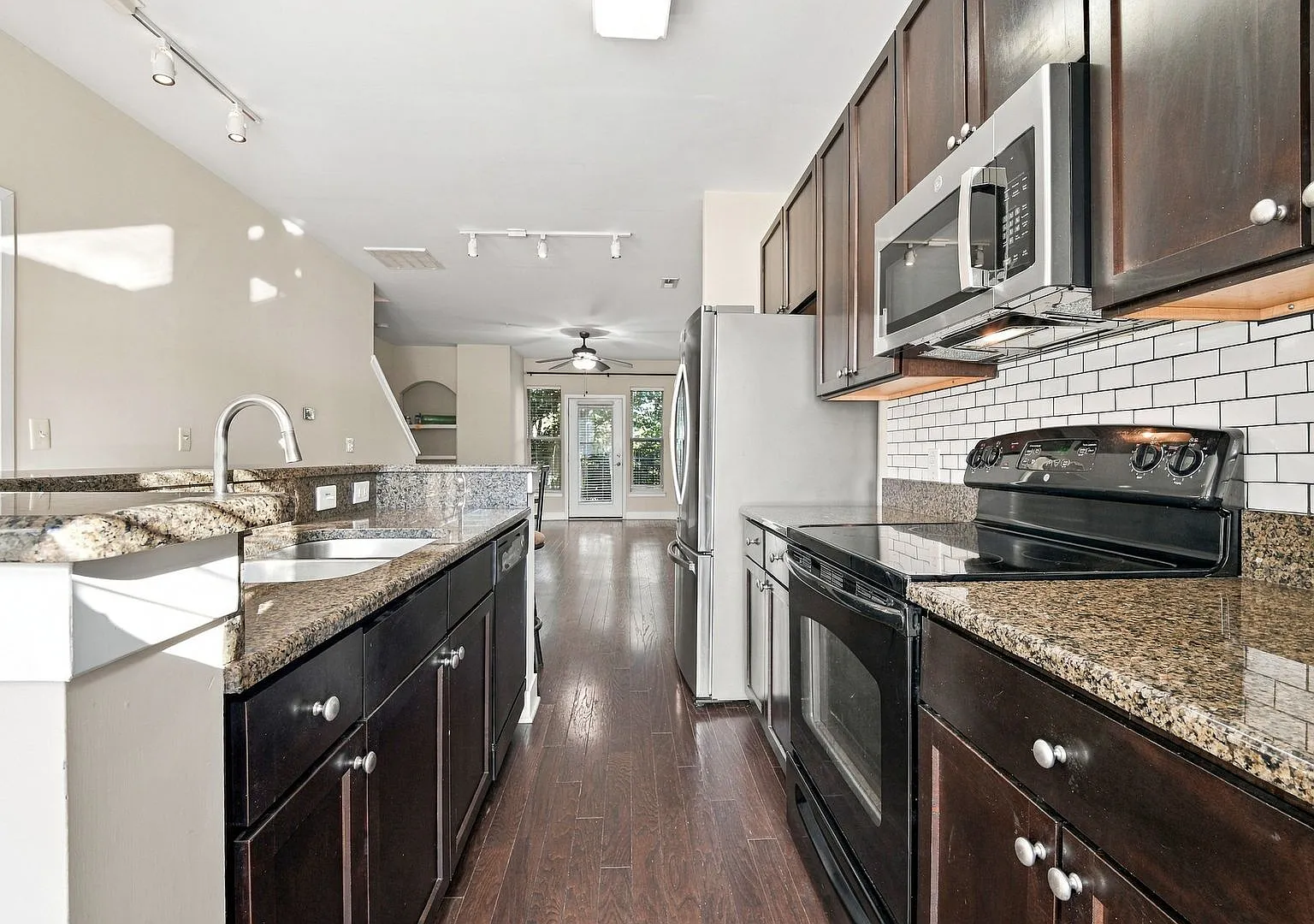Urban Charlotte 3BR Condo with Garage & Private Balcony — Photo 2
