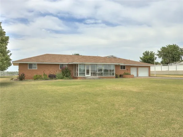 10311 N Airport Rd, Clinton, OK 73601