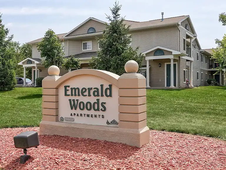 Emerald Park Apartments — Photo 8