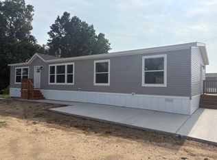 8261 W Cygnes Cir, Fenton, MI 48430
