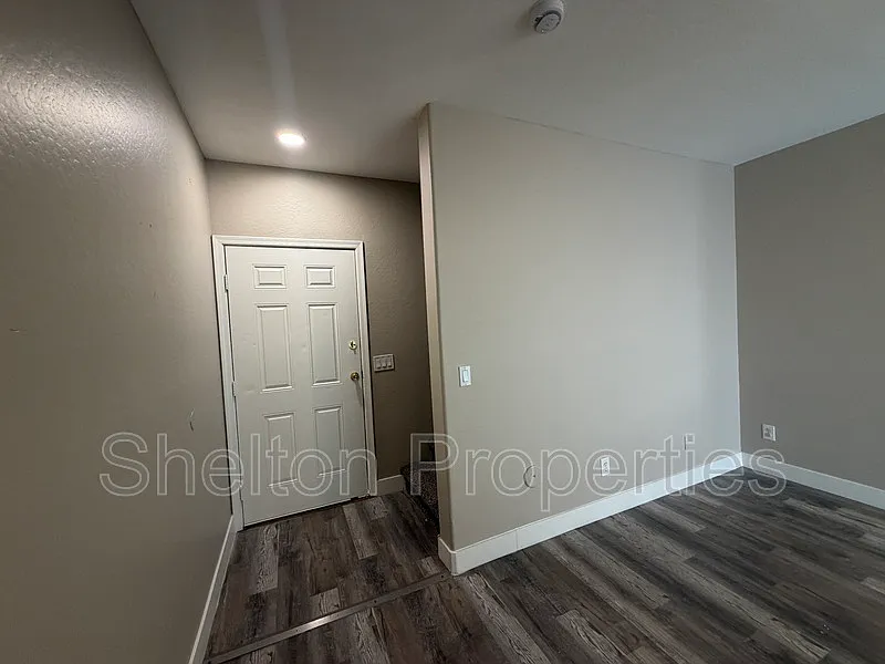 3 bed, 2.5 bath, 1275 sqft, $1,799 — Photo 2