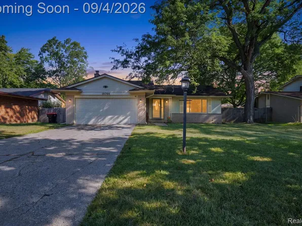 19700 Northbrook Dr, Southfield, MI 48076