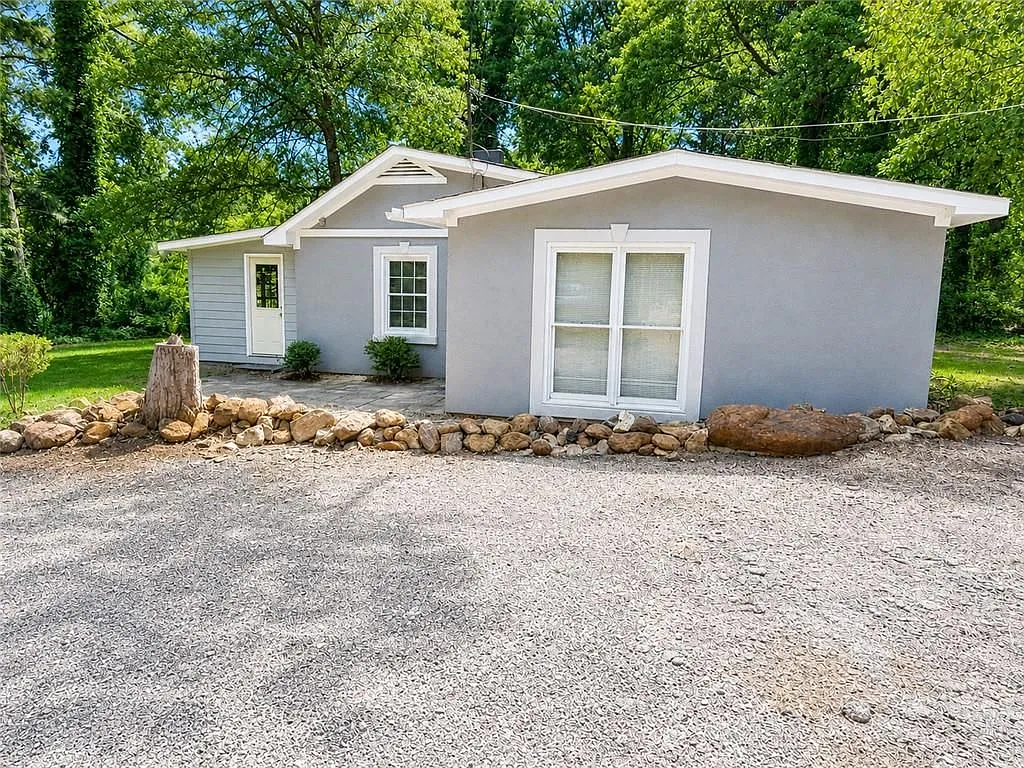 2 bed, 1.0 bath, 1170 sqft, $2,000 — Photo 2