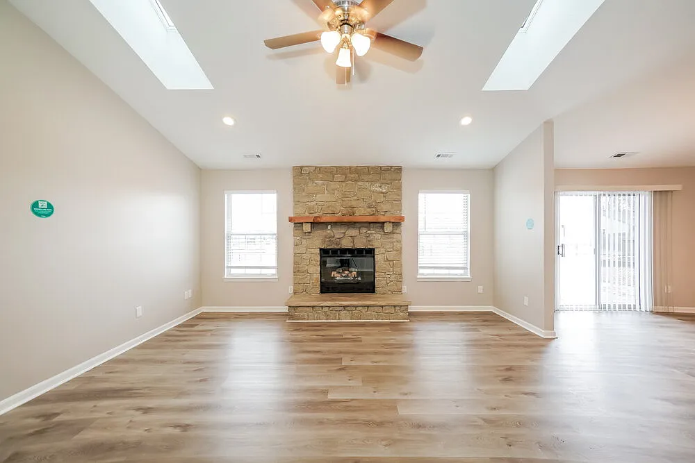 3 bed, 2.0 bath, 1425 sqft, $2,050 — Photo 3
