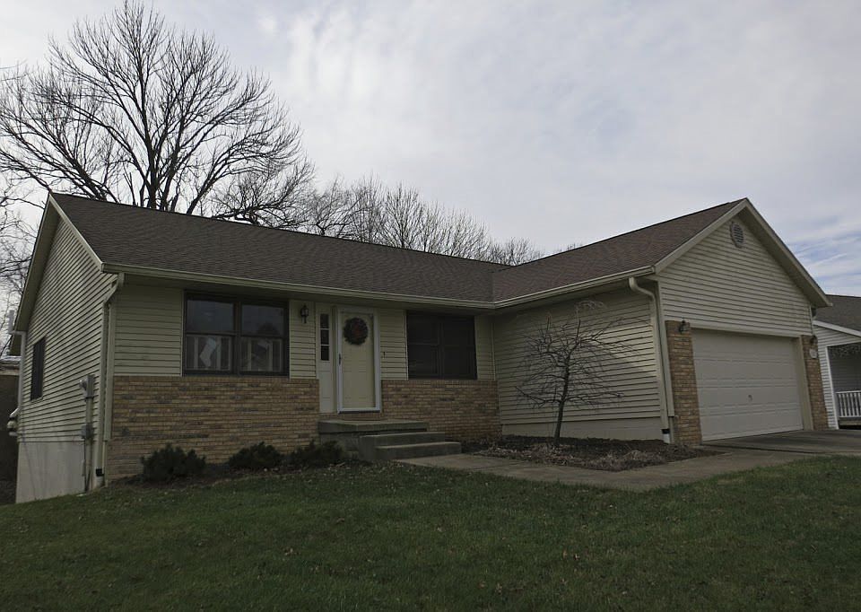 1st image of 833 W Rosewood Dr