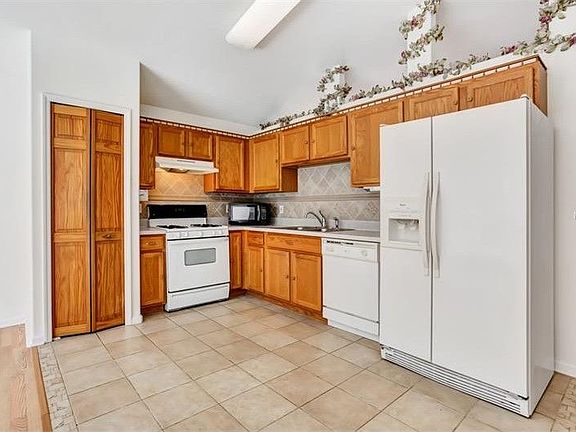 3rd image of 2823 Wilshire Rd
