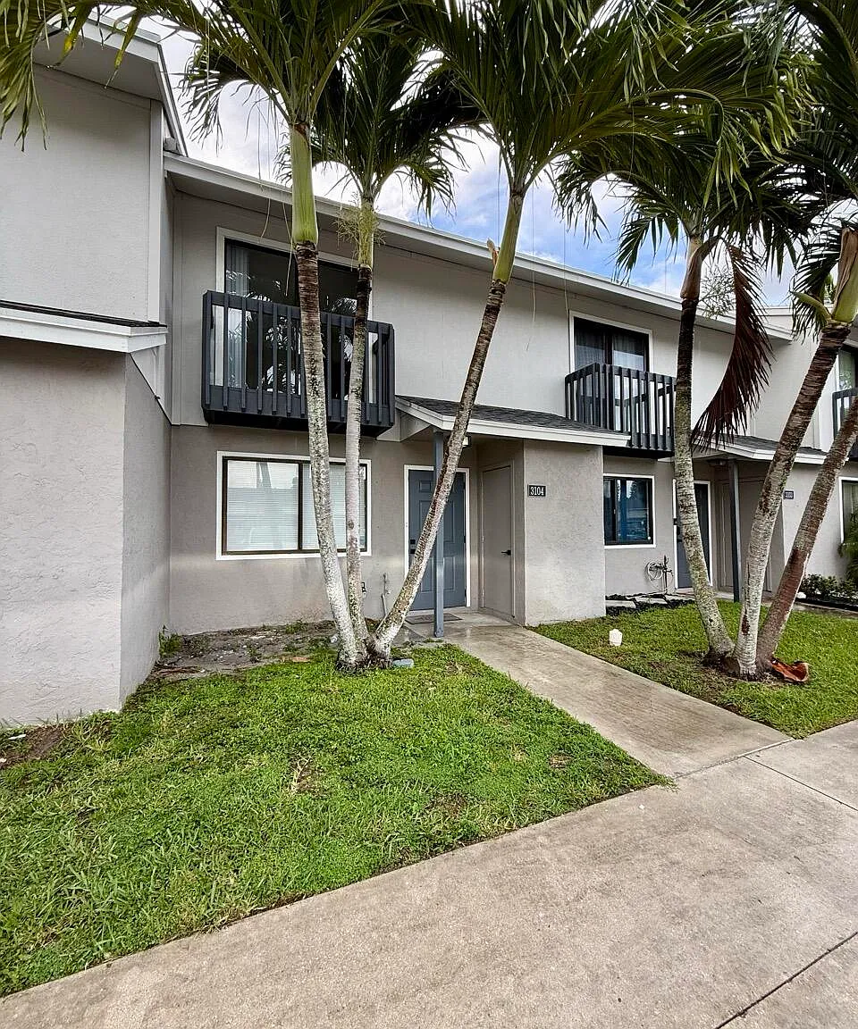 2 bed, 2.5 bath, 1242 sqft, $2,300 — Photo 2