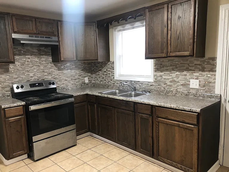1807 Courtney Ave — Photo 3