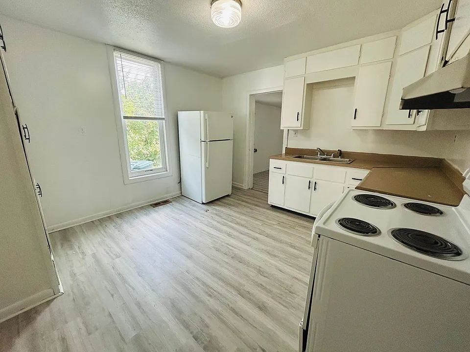 707 W Centennial Ave