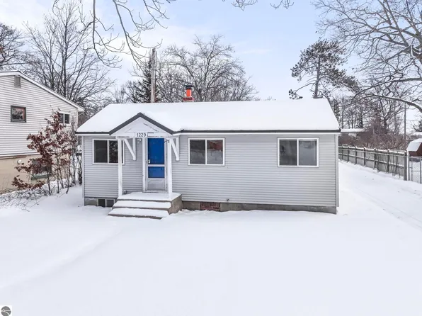 1229 Santo St, Traverse City, MI 49686