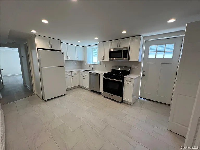 82 Hickory Rd — Photo 2