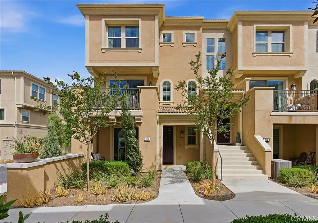 4 bed, 3.5 bath, 2152 sqft, $4,985 — Photo 2