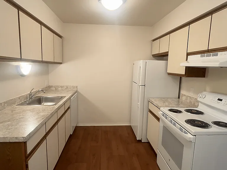 Lakeside Village Apartments — Photo 121