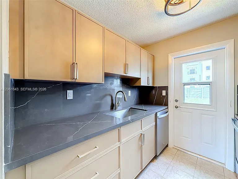 6211 SW 37th St #108 — Photo 7