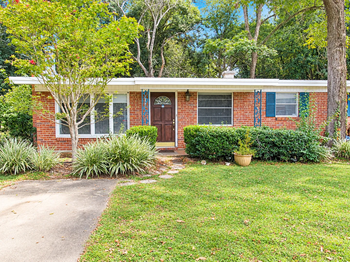 HUGE 4/2 - Walk to FSU! Available 2027!! — Photo 2