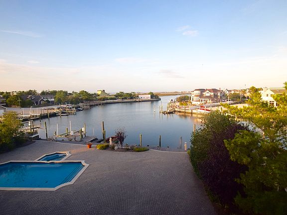 3rd image of 515 Leeward Ave