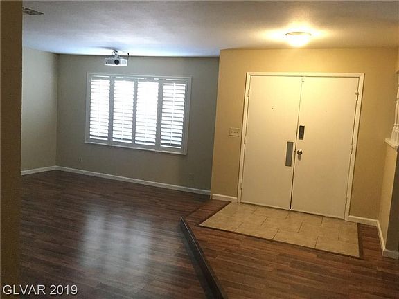 3rd image of 3159 Desmond Ave