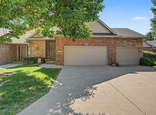15516 Oakwood Dr, Urbandale, IA 50323