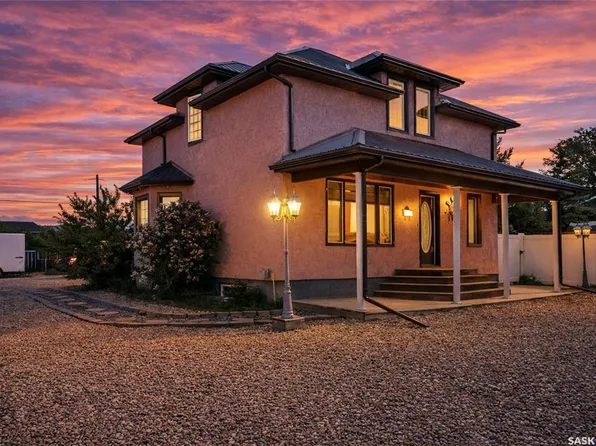 205 5th AVENUE E, Gravelbourg, SK S0H 1X0