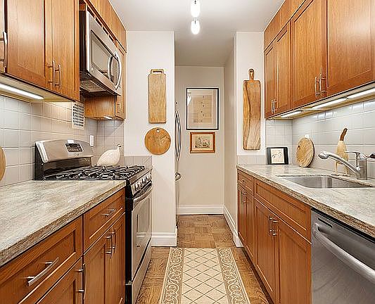 5th image of 10 E End Ave APT 4A