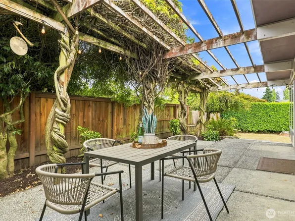8218 SE 36th Street, Mercer Island, WA 98040