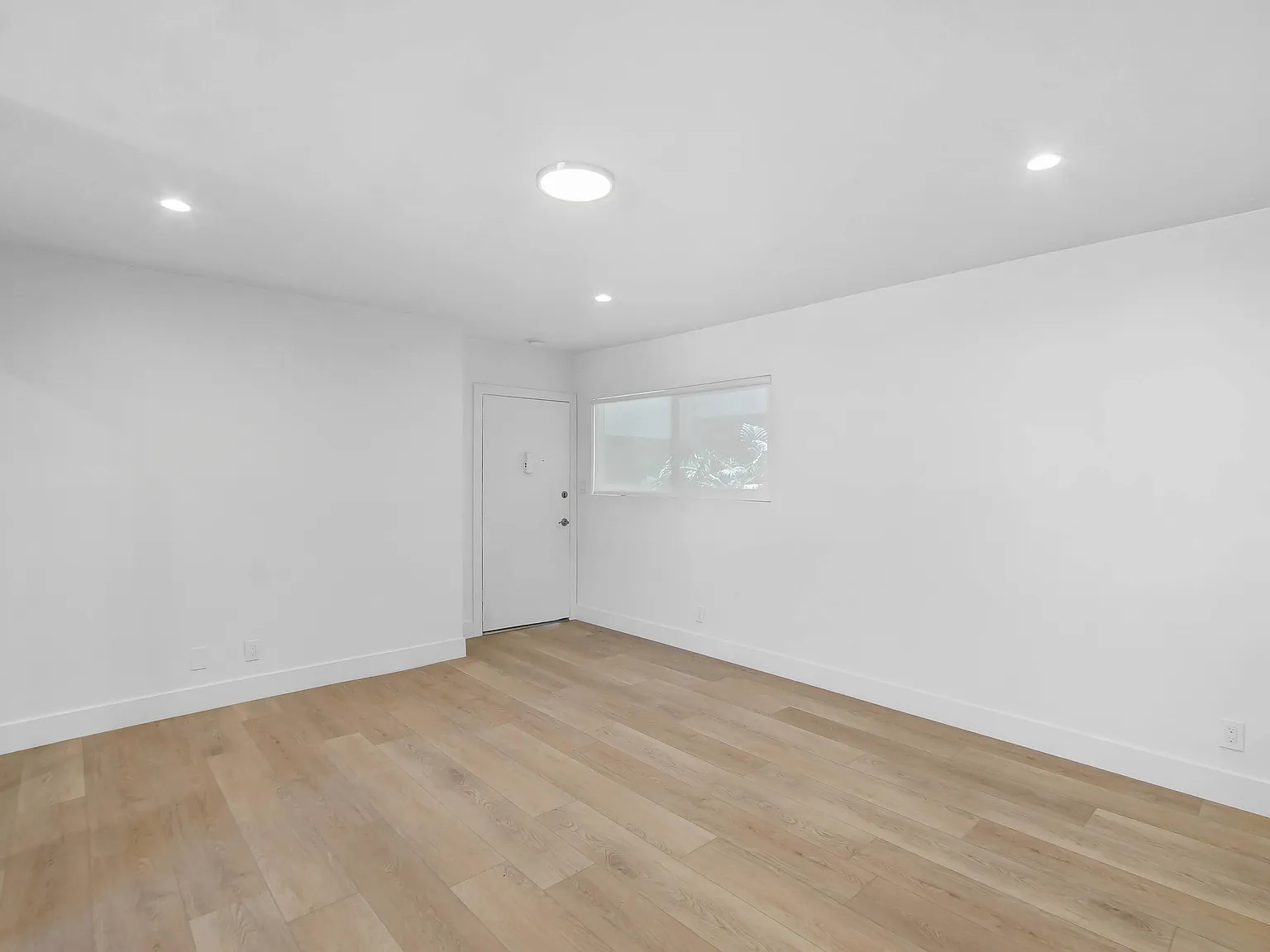 110 S Swall — Photo 2