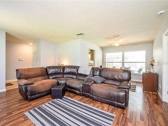 3rd image of 368 NE 43rd Ct
