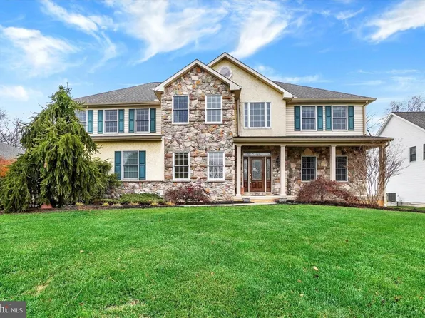 1415 Winterberry Dr, York, PA 17406