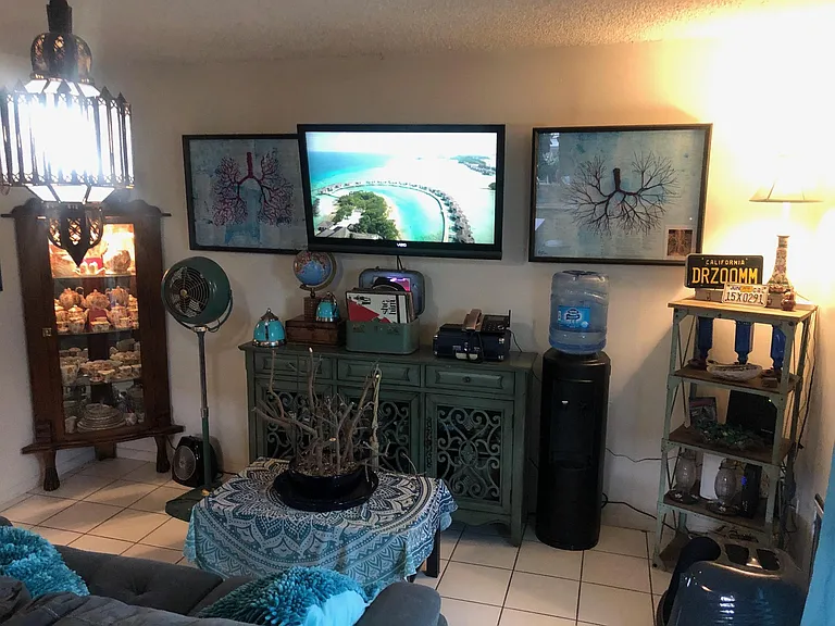 FAMILY ROOM 1 STR FLOOR