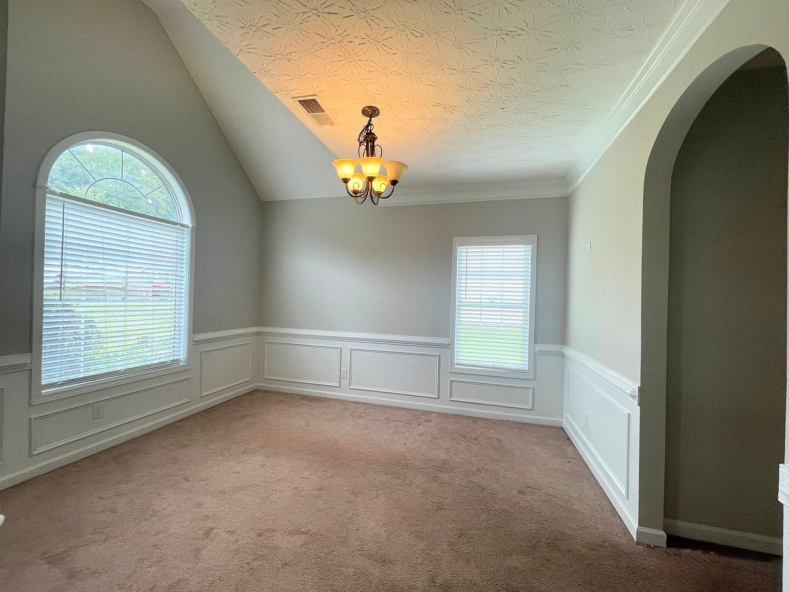 4 bed, 2.5 bath, 2130 sqft, $2,200 — Photo 3