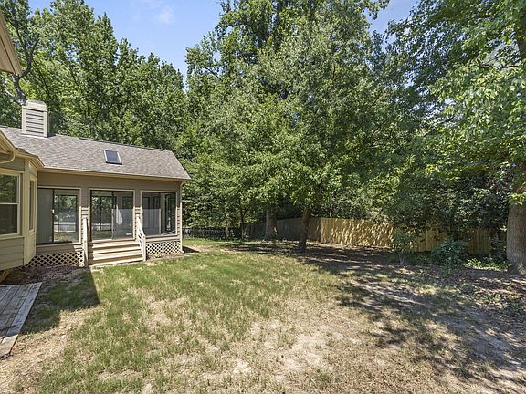 5th image of 1002 Fair Oaks Ln